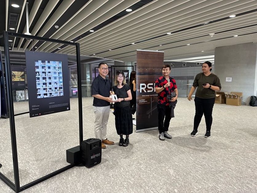 RSP CEO, Mr. Beh Swee Chiew (left) presents the representative of the 3rd prize winner, Ms. Chen Xinyue (second left) the HONOR Watch 5