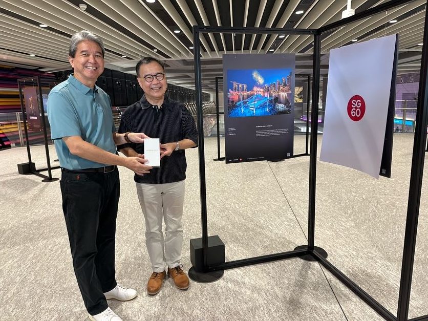 RSP CEO, Mr. Beh Swee Chiew (right) presents the 2nd prize winner, Mr. Wu Teng Guo (left) the HONOR 400