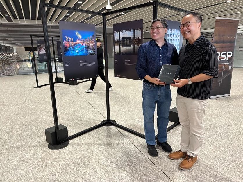 RSP CEO, Mr. Beh Swee Chiew (right) presents the representative of the 1st prize winner, Mr. Teo Chee Meng (left) the HONOR Magic V5